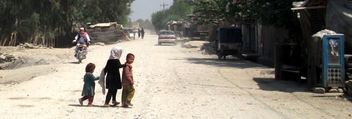 Enfants traversant la rue