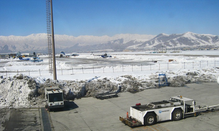 Séquelles de neige, aéroport de Kaboul