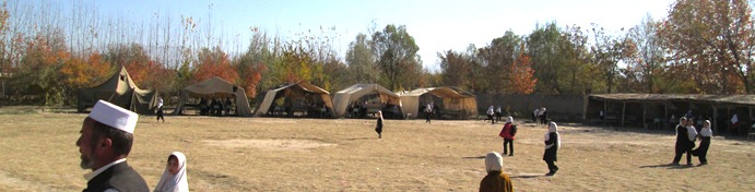 Tentes de l'école de filles de Rostaq