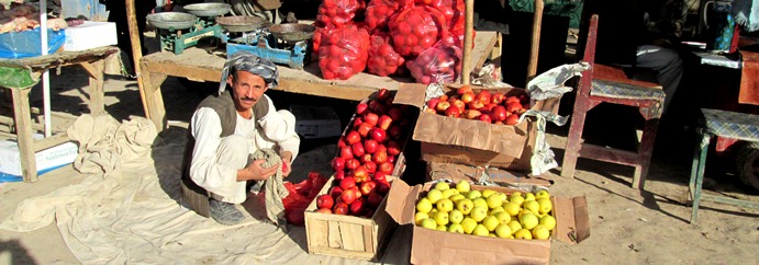 Le fruitier frotte ses pommes sur le marché de Rostaq